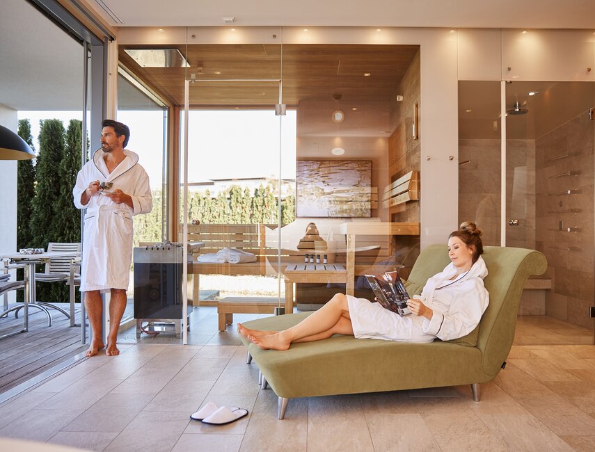 Paar im Bademantel entspannt im Wellnessbereich der Villa in Geinberg5 | © Spa Resort Geinberg / Julia Traxler