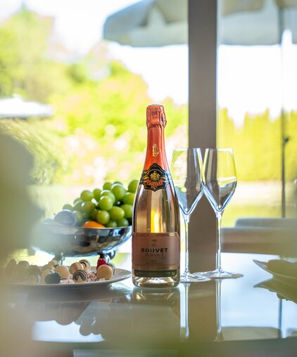 Gedeckter Tisch mit Champagner, Obst und Pralinen in den Geinberg5 Private Spa Villas | © Spa Resort Geinberg / Tobi Gast