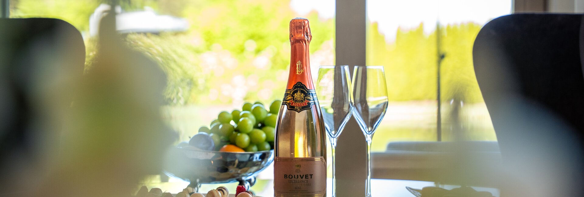 Gedeckter Tisch mit Champagner, Obst und Pralinen in den Geinberg5 Private Spa Villas | © Spa Resort Geinberg / Tobi Gast