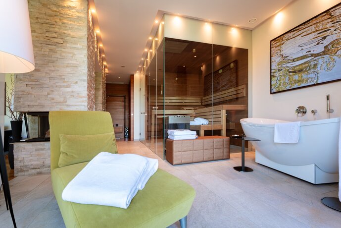 Finnische Sauna und freistehende Badewanne im eigenen Wellnessbereich der Private Spa Suite Select in Geinberg5 | © Spa Resort Geinberg / Tobi Gast