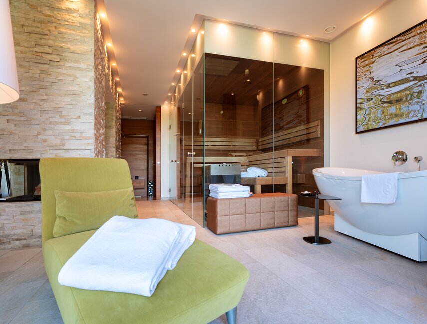 Finnische Sauna und freistehende Badewanne im eigenen Wellnessbereich der Private Spa Suite Select in Geinberg5 | © Spa Resort Geinberg / Tobi Gast