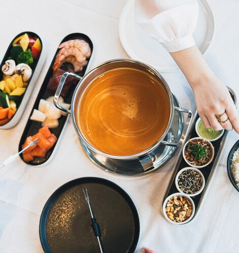 Fisch Fondue mit frischen Zutaten | © Spa Resort Geinberg / Tobi Gast