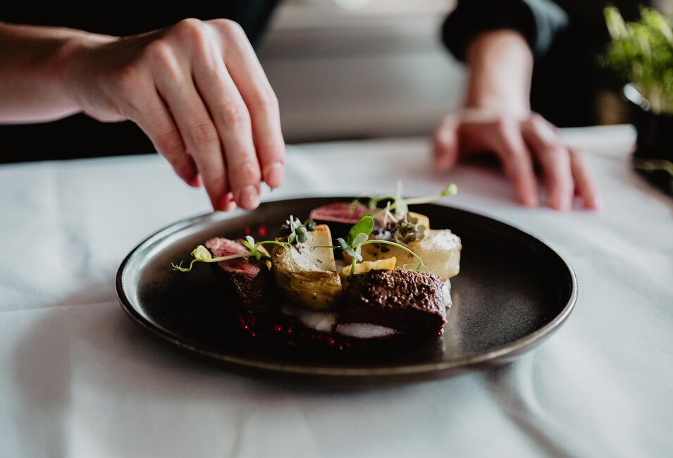 Exquisites Fleischgericht wird im Geinberg5 Restaurant verfeinert | © Spa Resort Geinberg / Chris Perkles