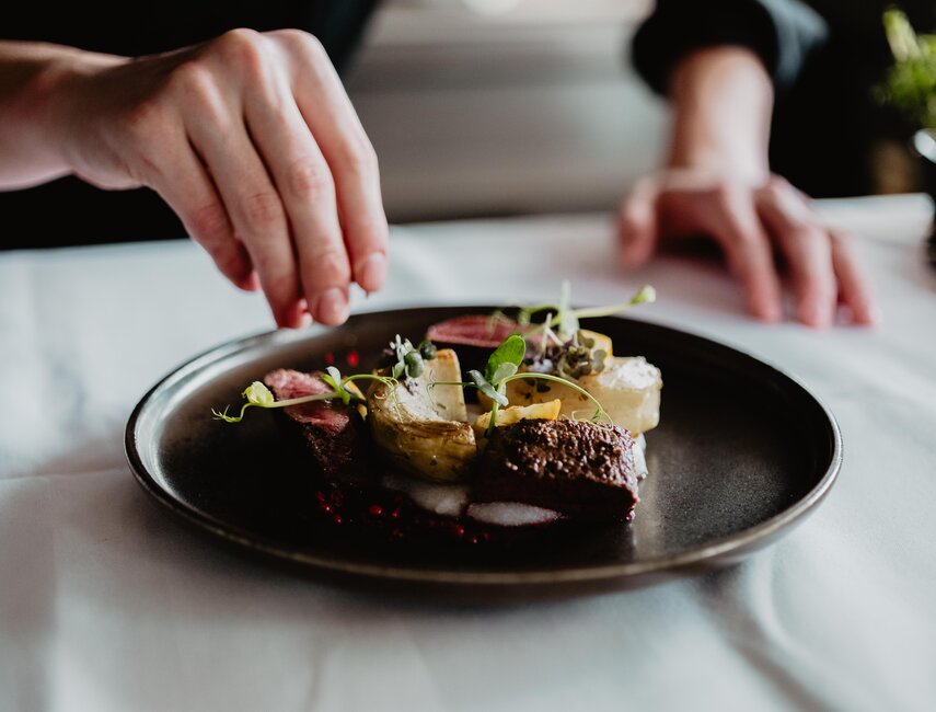 Exquisites Fleischgericht wird im Geinberg5 Restaurant verfeinert | © Spa Resort Geinberg / Chris Perkles