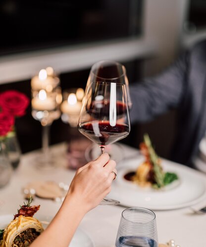 Zwei Gläser Rotwein begleiten das Dinner im Geinberg5 Restaurant | © Spa Resort Geinberg / Chris Perkles