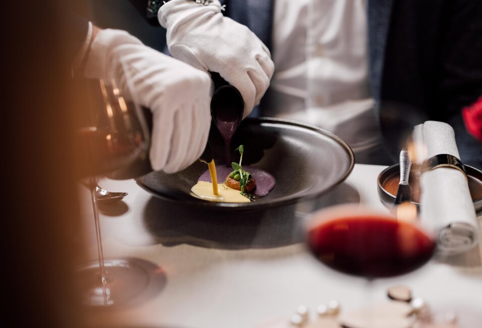 Suppe in zwei Farben wird am Tisch im Geinberg5 Restaurant eingegossen | © Spa Resort Geinberg / Chris Perkles