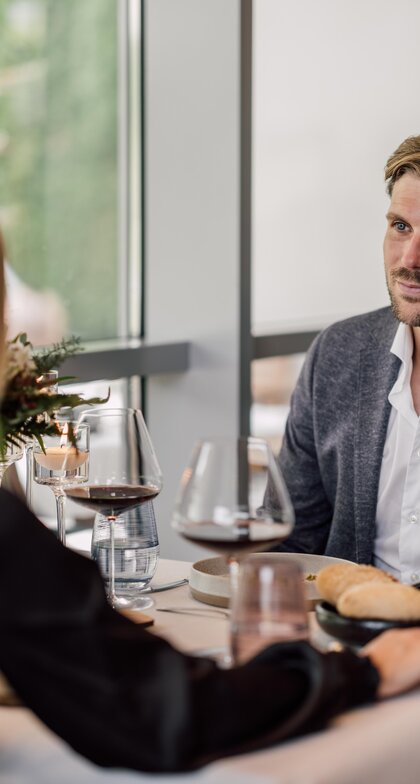 Paar beim romantischen Abendessen im Restaurant Geinberg5 | © Spa Resort Geinberg / Chris Perkles