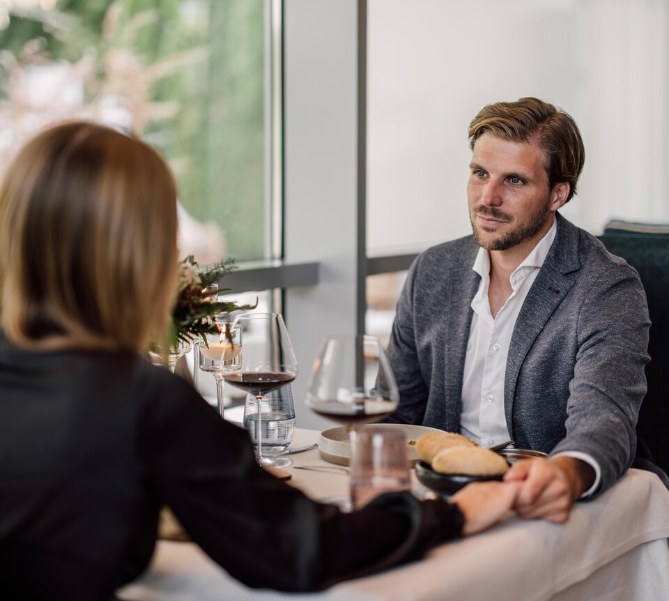 Paar beim romantischen Abendessen im Restaurant Geinberg5 | © Spa Resort Geinberg / Chris Perkles
