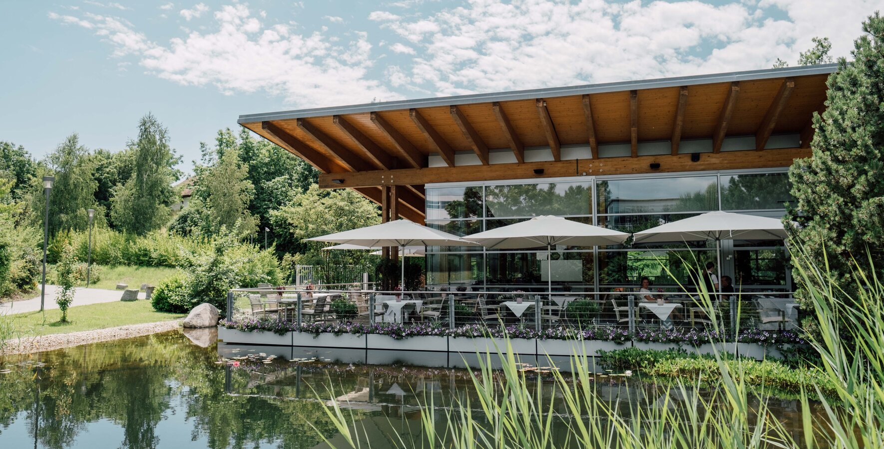 Außenansicht des Geinberg5 Restaurants mit Terrasse bei Schönwetter | © Spa Resort Geinberg / Chris Perkles