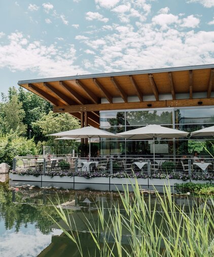 Außenansicht des Geinberg5 Restaurants mit Terrasse bei Schönwetter | © Spa Resort Geinberg / Chris Perkles