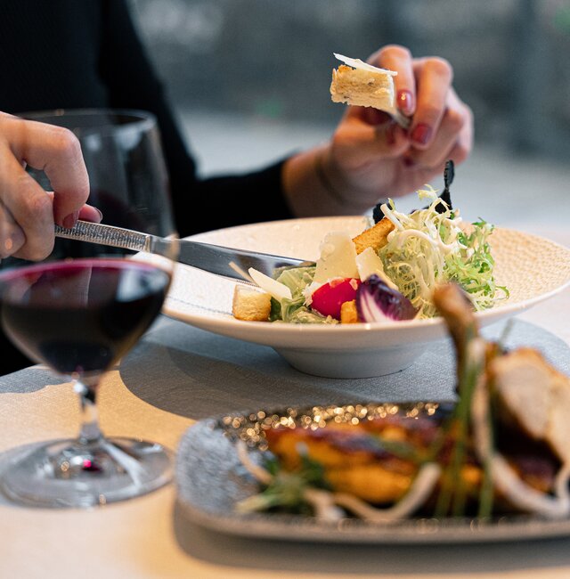 Caesar Salad mit einem Glas Rotwein im Geinberg5 Restaurant | © Spa Resort Geinberg / Tobi Gast