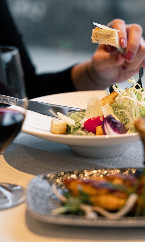 Caesar Salad mit einem Glas Rotwein im Geinberg5 Restaurant | © Spa Resort Geinberg / Tobi Gast