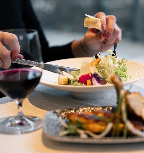 Caesar Salad mit einem Glas Rotwein im Geinberg5 Restaurant | © Spa Resort Geinberg / Tobi Gast
