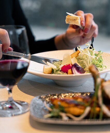 Caesar Salad mit einem Glas Rotwein im Geinberg5 Restaurant | © Spa Resort Geinberg / Tobi Gast