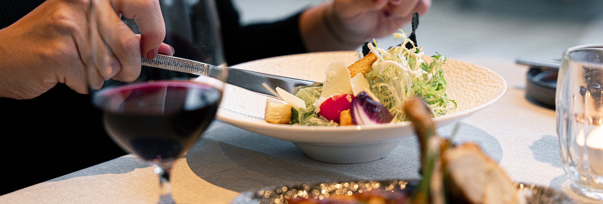 Caesar Salad mit einem Glas Rotwein im Geinberg5 Restaurant | © Spa Resort Geinberg / Tobi Gast