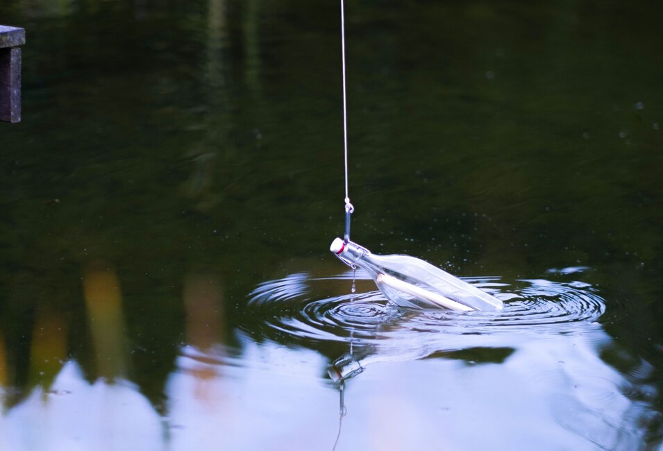 Flaschenpost an Angelleine in Naturbadeteich der Geinberg5 Private Spa Villas | © Spa Resort Geinberg / Chris Perkles