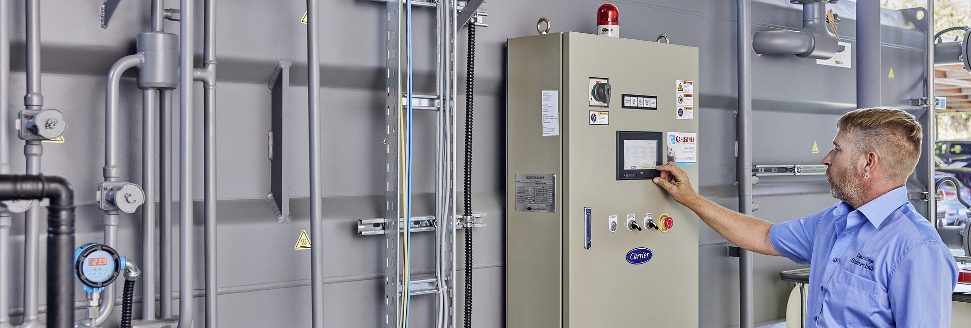 Kälterückgewinnungsanlage mit Schaltschrank und Rohren