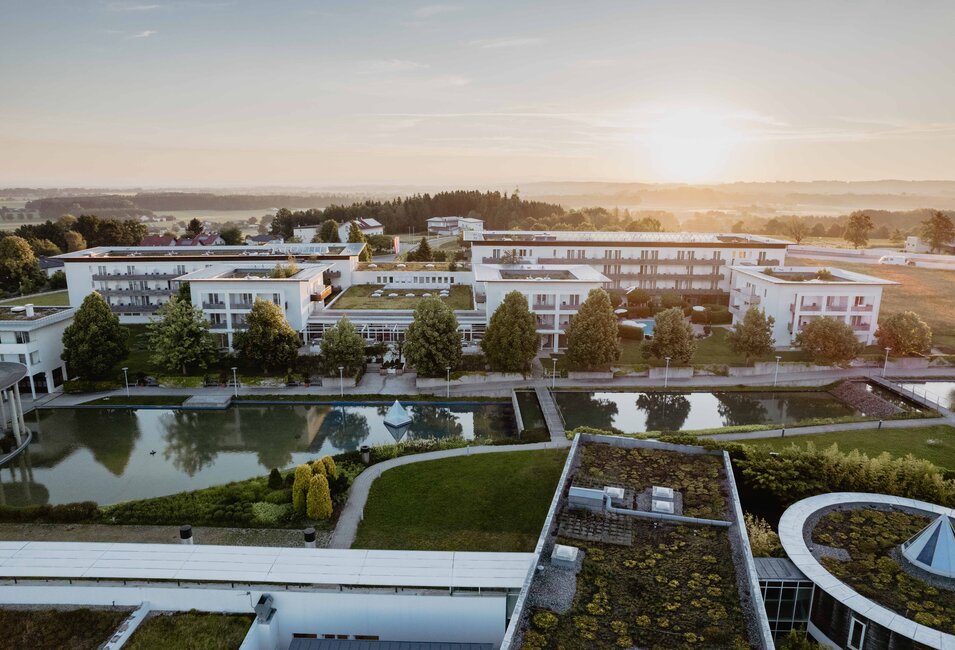 Idyllische Luftaufnahme des 4*S Hotel des Spa Resort Geinberg bei Sonnenschein | © Spa Resort Geinberg / Chris Perkles