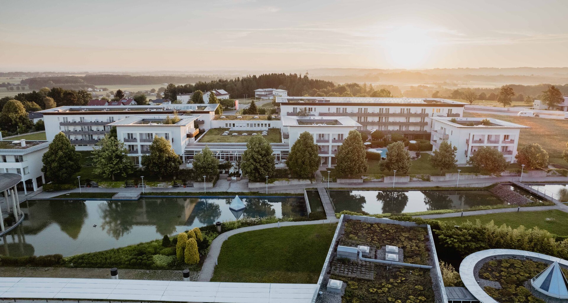 Idyllische Luftaufnahme des 4*S Hotel des Spa Resort Geinberg bei Sonnenschein | © Spa Resort Geinberg / Chris Perkles