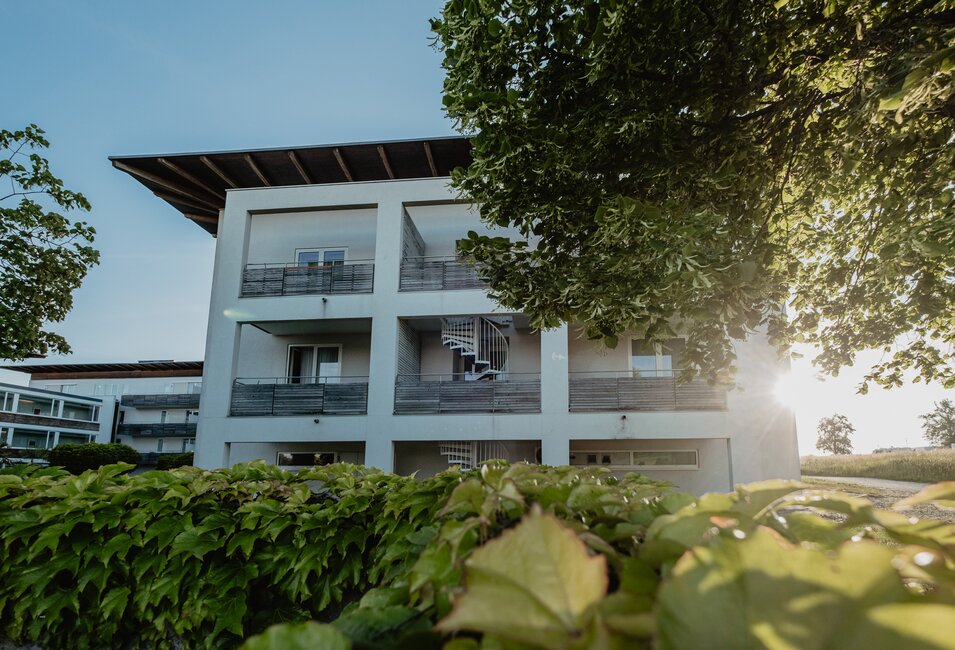 Außenansicht der Zimmer im 4*S Hotel des Spa Resort Geinberg mit grüner Umgebung | © Spa Resort Geinberg / Chris Perkles