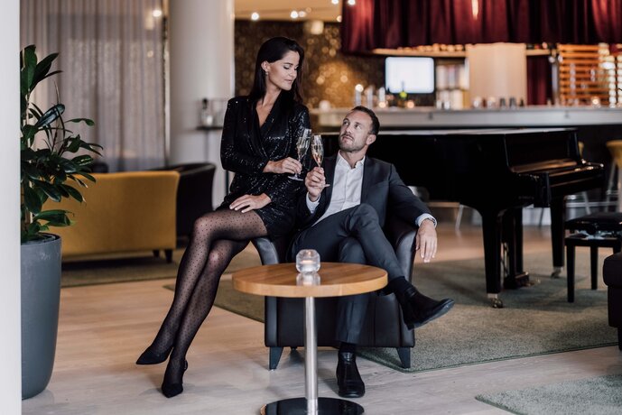 Hotelbar - Ein angenehmer Ort für gute Gespräche und köstliche Getränke.  | © Spa Resort Geinberg / Chris Perkles