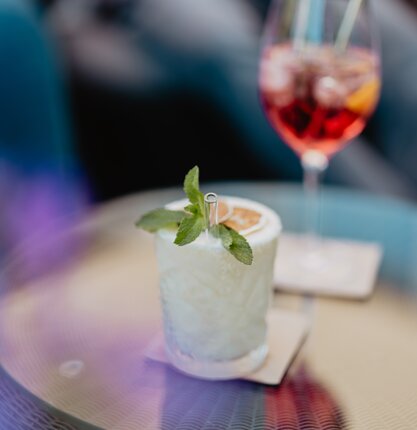 Zwei Cocktails auf einem Tisch in einer Hotelbar