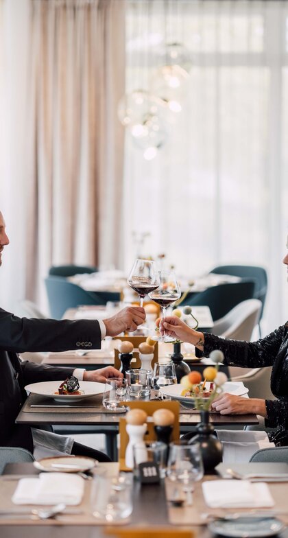 Paar beim romantischen Abendessen im Restaurant des Spa Resort Geinberg | © Spa Resort Geinberg / Chris Perkles