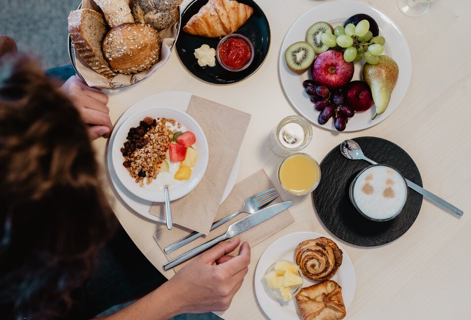 Gedeckter Frühstückstisch mit eine Vielfalt an Köstlichkeiten wie Kaffee, Obst oder Müsli im 4*S Hotel | © Spa Resort Geinberg / Chris Perkles