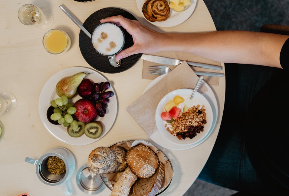 Gedeckter Tisch mit reichhaltigem und regionalem Frühstück im 4*S Hotel des Spa Resort Geinberg | © Spa Resort Geinberg / Chris Perkles