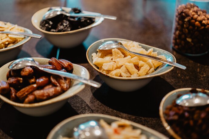 Vielfältige Auswahl an Trockenfrüchten beim Frühstücksbuffet im Spa Resort Geinberg | © Spa Resort Geinberg / Chris Perkles