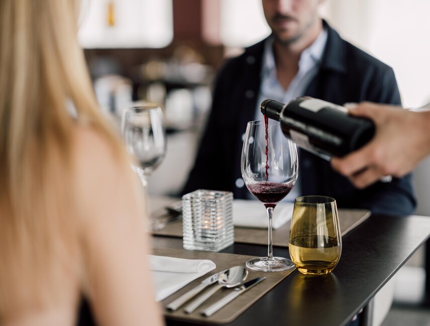 Paar genießt eine exklusive Weinverkostung im Restaurant des 4*S Hotels im Spa Resort Geinberg | © Spa Resort Geinberg / Chris Perkles