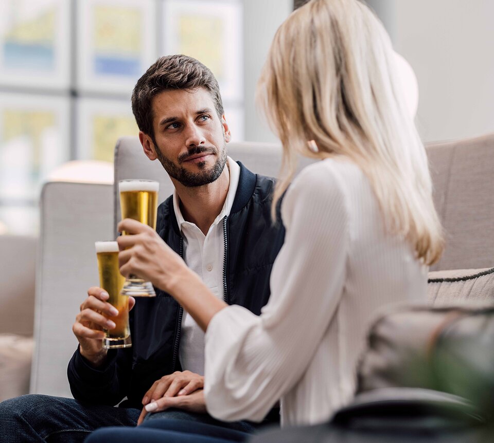 Paar mit Biergläsern in moderner Lounge
