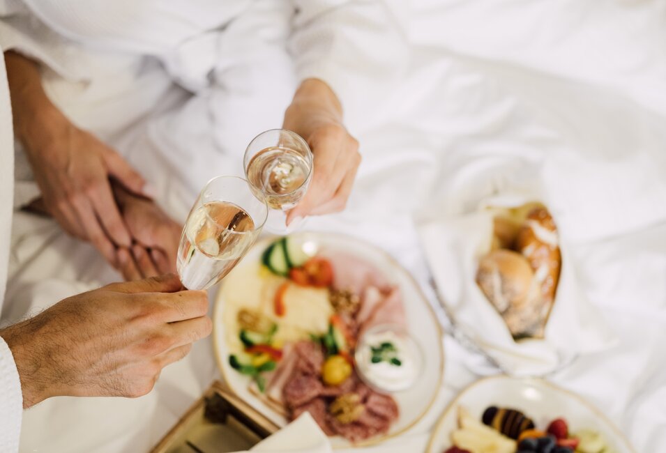 Hotelgäste genießen ihr Frühstück inkl. Prosecco in ihrem Bett im 4*S Hotel des Spa Resort Geinberg  | © Spa Resort Geinberg / Chris Perkles