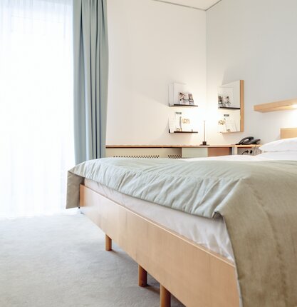 Room Classic mit Doppelbett und Balkon im 4*S Hotel des Spa Resort Geinberg | © Spa Resort Geinberg / Nicky Webb