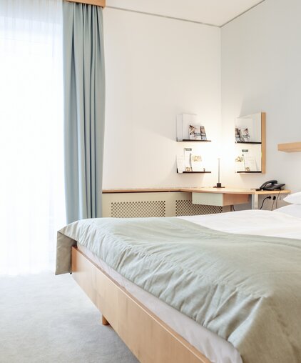 Doppelbett und Balkon im Room Classic im 4*S Hotel des Spa Resort Geinberg | © Spa Resort Geinberg / Nicky Webb
