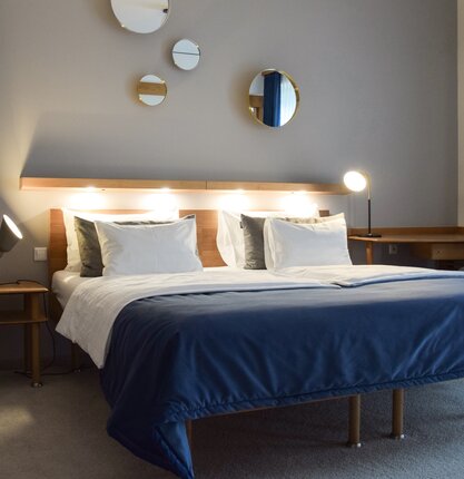 Doppelbett in der Suite im 4*S Hotel des Spa Resort Geinberg | © Spa Resort Geinberg / Gregor Hartl