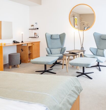 Zwei Stühle als zusätzliche Sitzgelegenheit im Room Deluxe im 4*S Hotel des Spa Resort Geinberg | © Spa Resort Geinberg / Nicky Webb