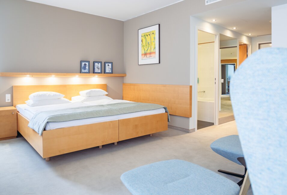 Room Deluxe mit Doppelbett und Sitzgelegenheit im 4*S Hotel des Spa Resort Geinberg | © Spa Resort Geinberg / Nicky Webb
