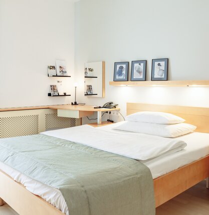 Queen-Size-Bett im Room Smart im 4*S Hotel des Spa Resort Geinberg | © Spa Resort Geinberg / Nicky Webb