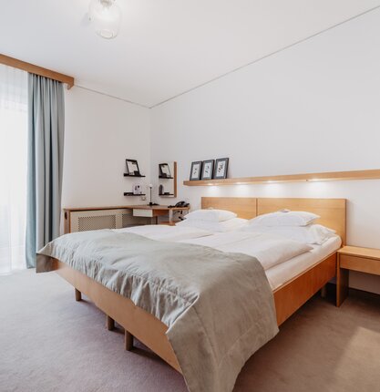 Doppelbett im Room Classic des 4*S Hotels im Spa Resort Geinberg | © Spa Resort Geinberg / Chris Perkles