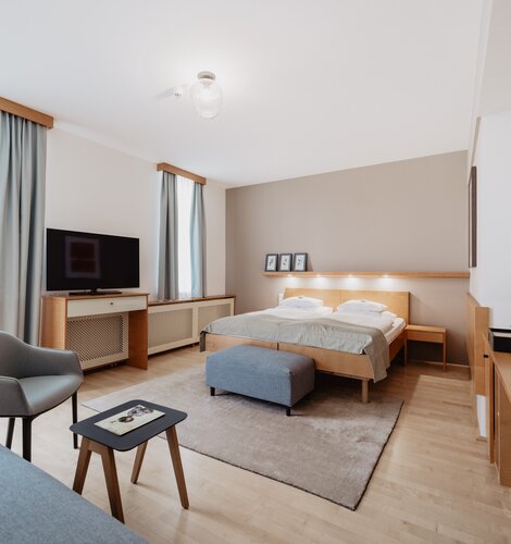 Geräumiger Room Deluxe im 4*S Hotel des Spa Resort Geinberg mit Doppelbett, TV und eigener Espresso-Maschine | © Spa Resort Geinberg / Chris Perkles