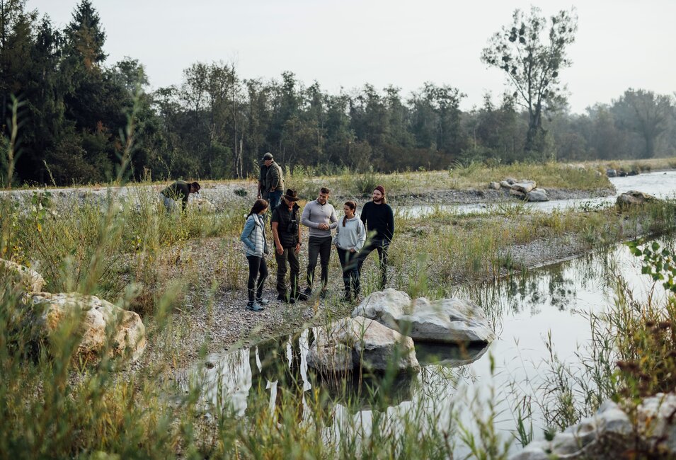 Personengruppe am Wasser in der Natur | © Oberösterreich Tourismus / Innviertel Tourismus / TomSon