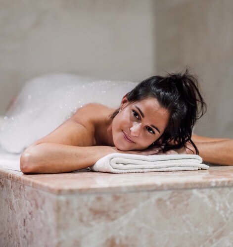 Frau entspannt bei der Seifenschaum-Massage in der Oriental World des Spa Resort Geinberg | © Spa Resort Geinberg / Chris Perkles
