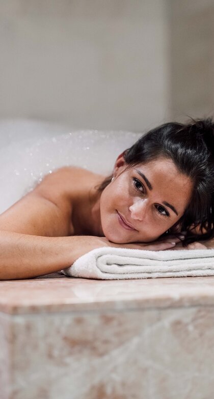 Frau entspannt bei der Seifenschaum-Massage in der Oriental World des Spa Resort Geinberg | © Spa Resort Geinberg / Chris Perkles