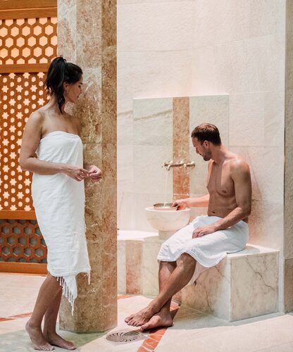Paar genießt das Hamam-Ritual in der Oriental World des Spa Resort Geinberg | © Spa Resort Geinberg / Chris Perkles