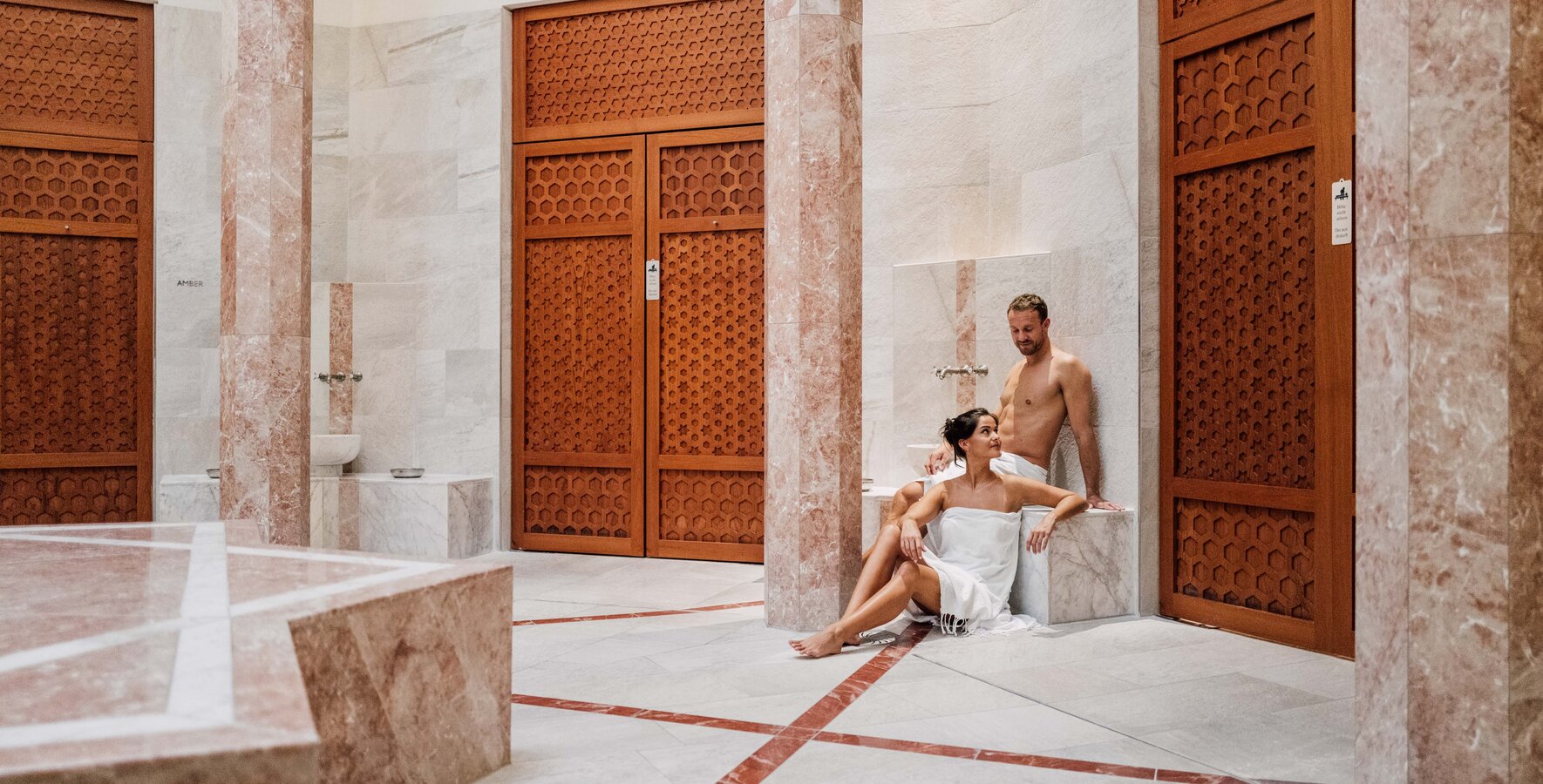Junges Paar genießt in der Oriental World des Spa Resort Geinberg das einzigartige Hamam-Ritual | © Spa Resort Geinberg / Chris Perkles