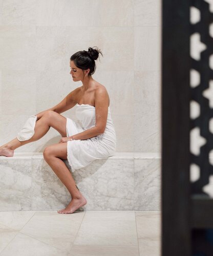 Frau mit Peeling-Handschuh beim Hamam-Ritual in der Oriental World des Spa Resort Geinberg | © Spa Resort Geinberg / Chris Perkles