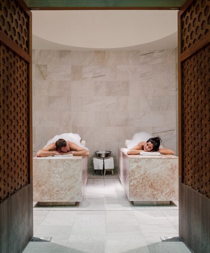 Paar genießt Seifenschaum-Massage in der Oriental World des Spa Resort Geinberg in Oberösterreich | © Spa Resort Geinberg / Chris Perkles