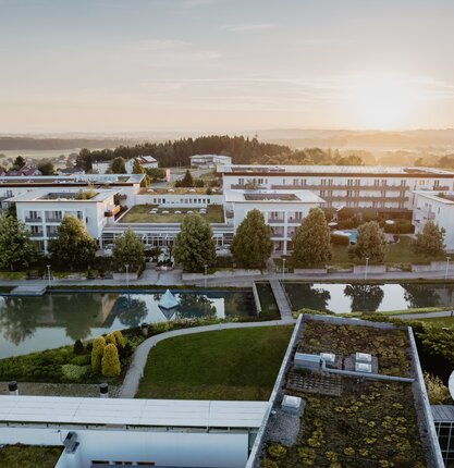 Luftaufnahme des 4*S Hotel im Spa Resort Geinberg | © Spa Resort Geinberg / Chris Perkles