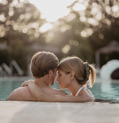 Gäste entspannen in der Karibik-Lagune in der Therme des Spa Resort Geinberg | © Spa Resort Geinberg / Chris Perkles